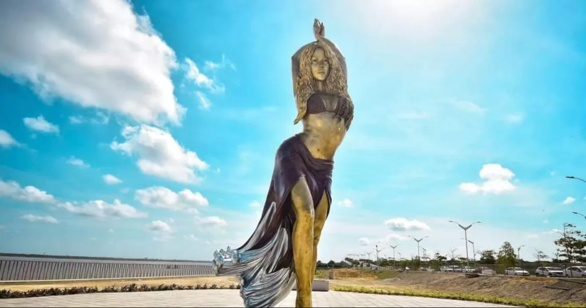 Develan estatua de Shakira en Barranquilla Colombia.