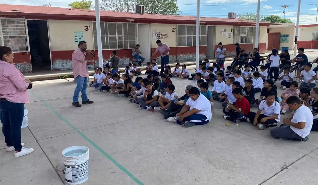 La plÃ¡tica se impartiÃ³ en la Escuela Primaria MÃ¡rtires de Chicago.