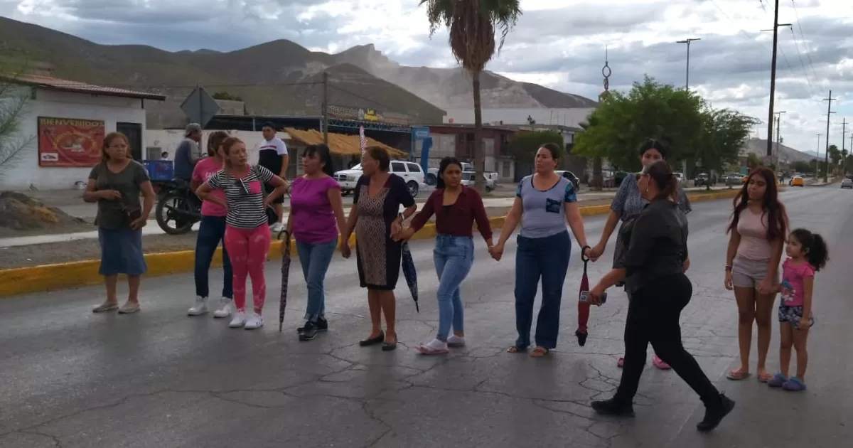 De manera parcial, bloquearon parte del Bulevar Laguna Sur, para hacer un llamado a las autoridades  y que ubiquen el presunto responsable.