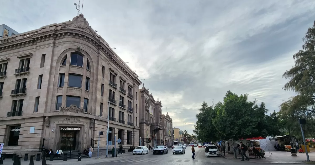 Dentro de la remodelación planteada, radica en cambiar la estructura actual del sistema de cableado aéreo eléctrico así como de teléfonos al subterráneo.