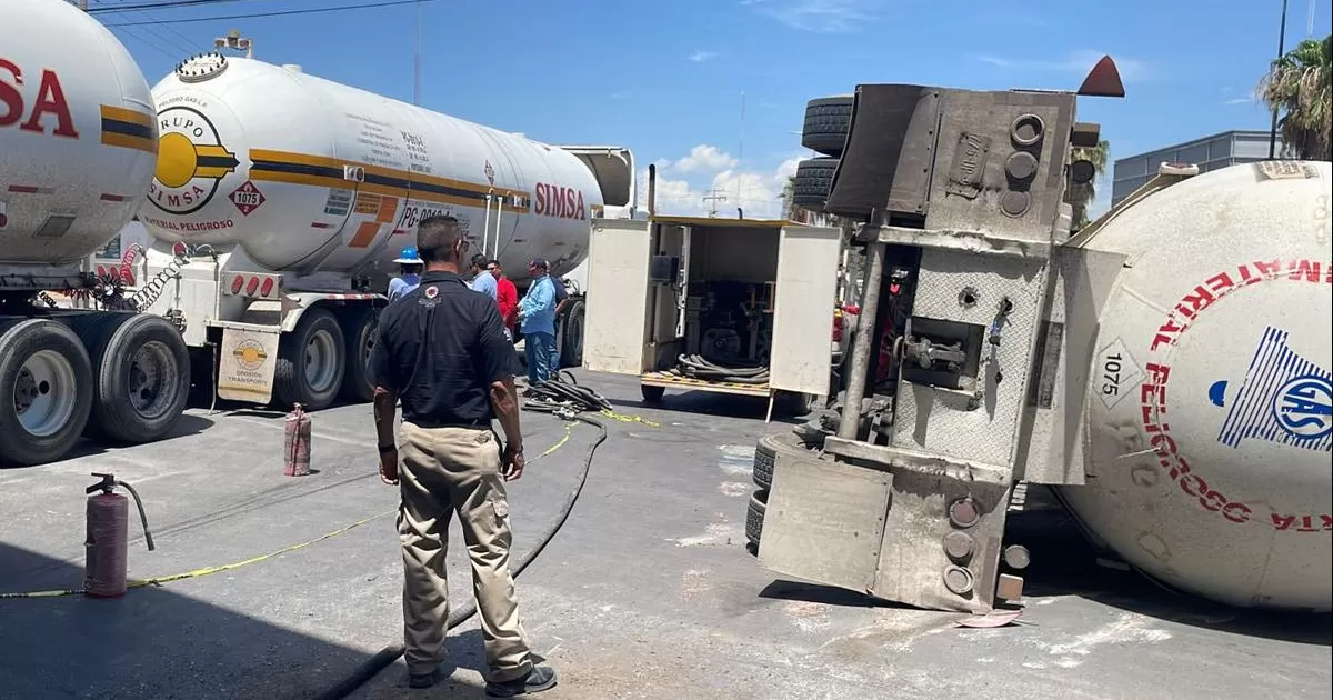 Pipa con gas vuelca en Torreón y genera movilización de cuerpos de emergencia