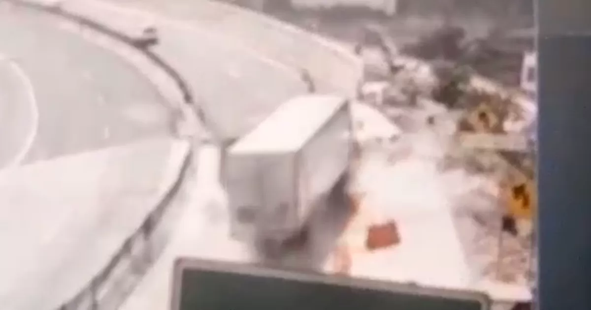 Tráiler cae desde puente en Nuevo León