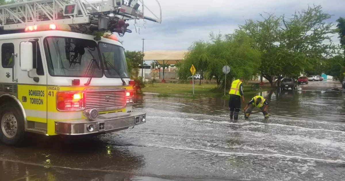 Fue en punto de las 23:45 horas que la oficina de Protección Civil de Torreón registró las primeras muestras de actividad eléctrica, las cuales precedieron a la caída de lluvia y que se prolongó de forma regular hasta las 02:40 horas de este viernes.