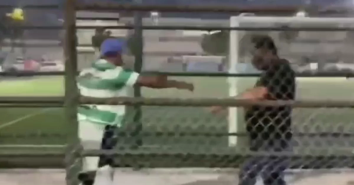 En los videos, se alcanzan a percibir agresiones con botellas de vidrio entre los asistentes