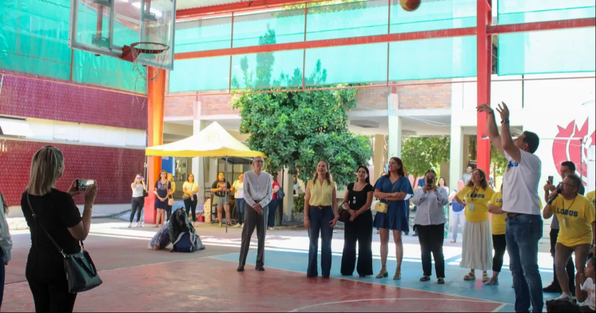 A las y los niños presentes, les dijo que él en su infancia tuvo la oportunidad de estar en un curso de verano en Saltillo, y ahora tiene la oportunidad de estar dirigiendo la máxima casa de estudios del estado: “aprendan, diviértanse mucho, esta es su casa, niños”.