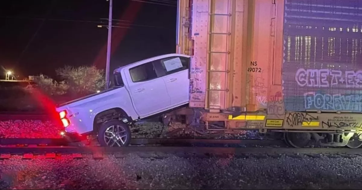 Un vagón del tren había sido abierto con herramientas para sacar parcialmente dos camionetas.