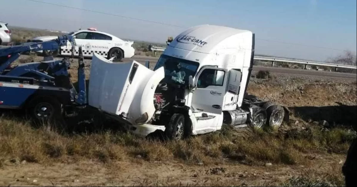 Volcadura de tráiler deja a chofer lesionado en la Torreón-Saltillo