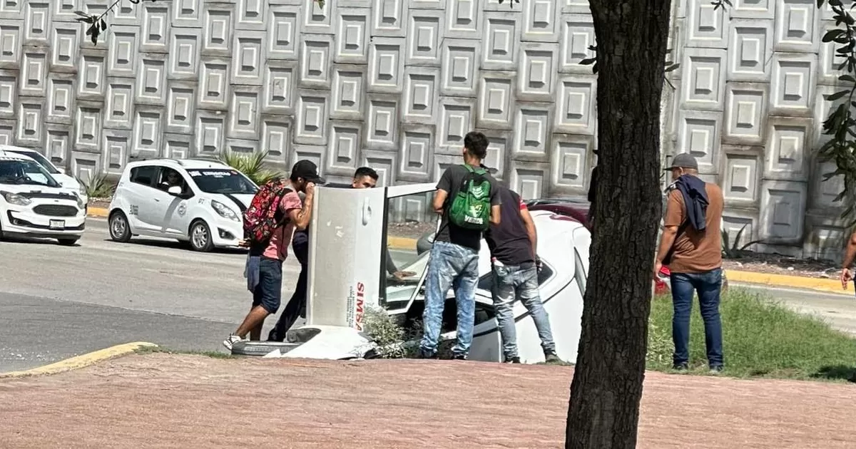 Automóvil cae a socavón en Gómez Palacio