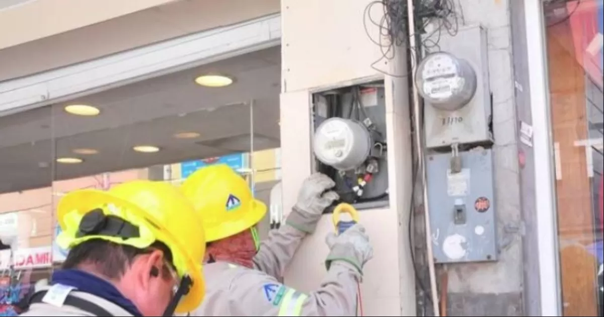 Fue poco después de las 08:30 horas que una cuadrilla de casi 80 trabajadores se reunió en el Parque Morelos de la ciudad, desde ahí partieron a diversos corredores comerciales del primer cuadro, buscando ubicar tomas irregulares y robos de energía en general.