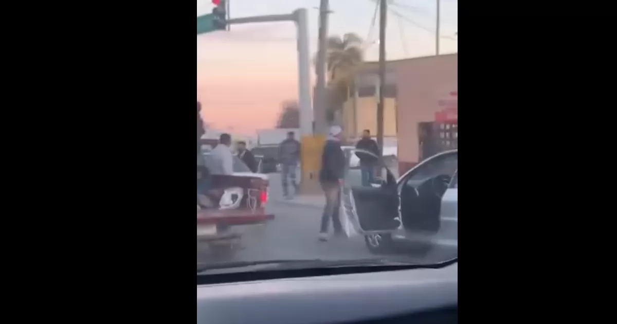 En las imágenes se observa a un grupo de hombres agrediendo a puñetazos y patadas a otro más,