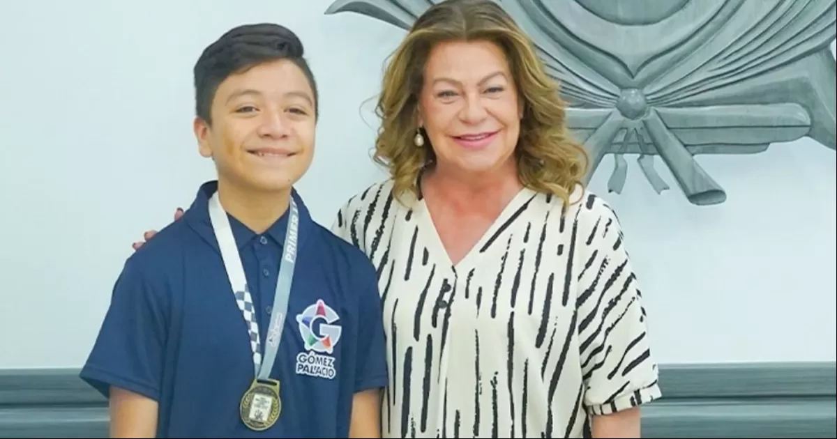 la alcaldesa felicitó al padre de este pequeño, pues no es la primera vez que representa al municipio en distintos torneos de ajedrez.