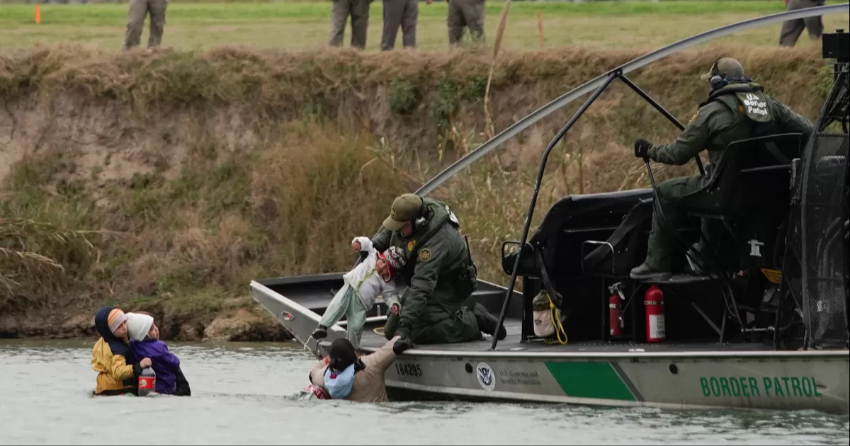 Agentes de la Border Patrol Estados Unidos agreden con proyectiles para evitar el cruce