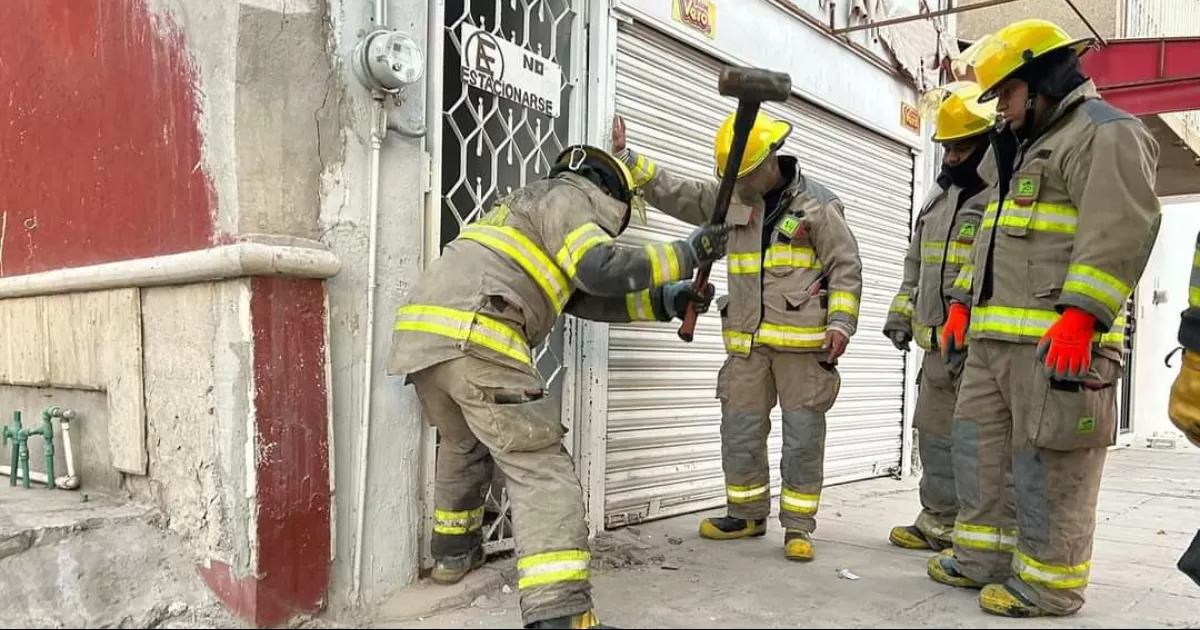 Se derrumba vivienda en Torreón, Bomberos rescatan a moradores.