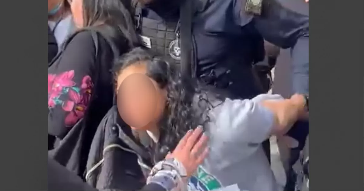 Alrededor de las 15:00 horas se reportó la detención de la residente a las afueras de la clínica, esto en medio de protestas de parte la comunidad médica y de enfermería de la clínica.