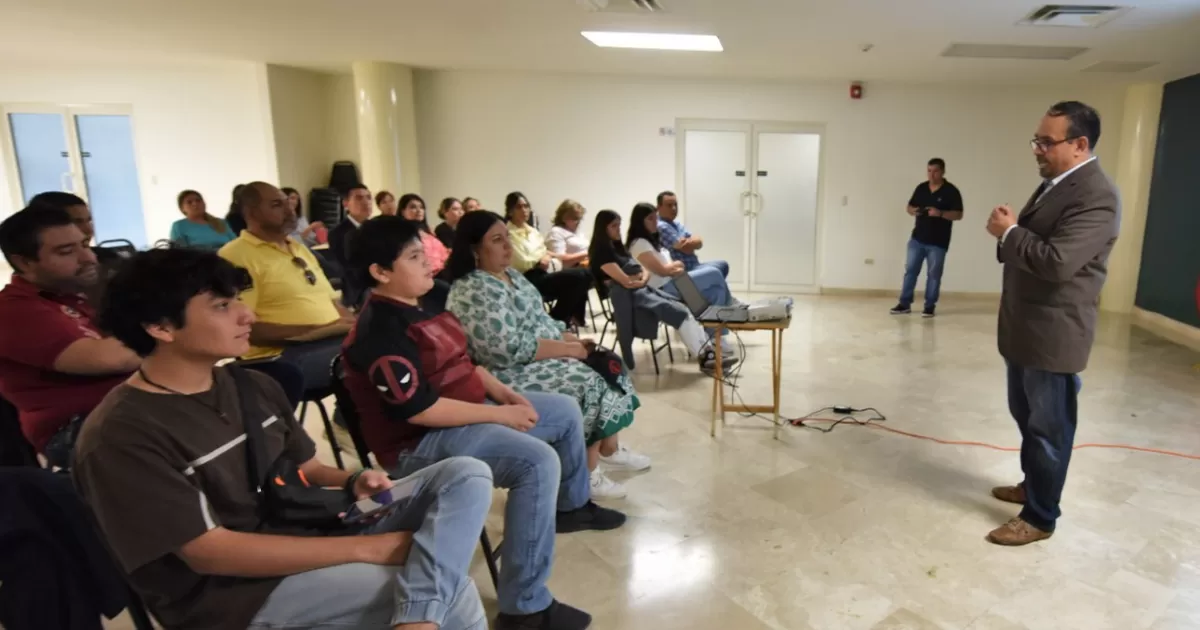 Ofrecen conferencia a servidores públicos de Torreón y sus hijos