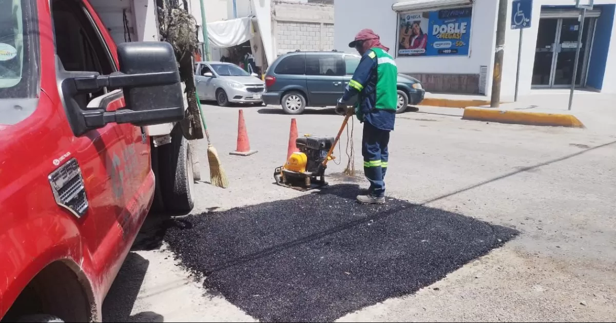 La semana pasada, las cuadrillas de bacheo acudieron a los fraccionamientos Filadelfia, Villa Nápoles y Miravalle, así como a las colonias Campillo Sainz, zona Centro en distintos puntos, Santa Rosa y varios puntos del Parque Industrial Carlos Herrera, en tanto que, en el área rural, se atendieron algunas áreas del ejido San Ignacio.