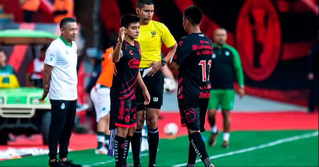 ¡Histórico! Xolos debuta a Gilberto Mora de 15 años y logra asistencia en victoria ante Santos