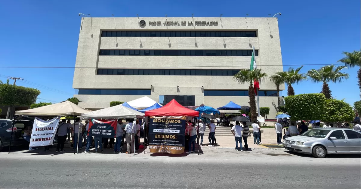 Fue desde las 09:00 horas que cientos de trabajadores sindicalizados del Poder Judicial de la Federación en Torreón salieron del edificio sede en el bulevar Independencia