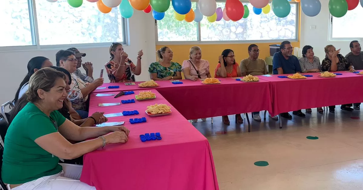 Fueron 50 abuelitos quienes disfrutaron de una mañana llena de juegos y actividades junto a sus nietas y nietos, generando así un ambiente de celebración en su día.