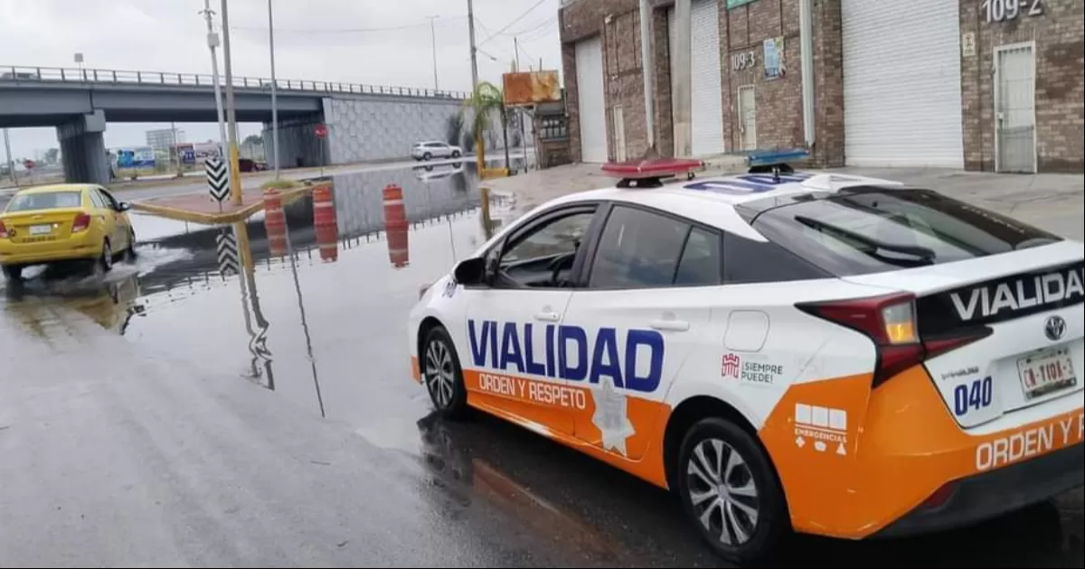 El día de ayer la Policía Municipal se dio a la tarea de entregar 200 costales de arena para evitar que el agua llegue a las casas de los sectores afectados.