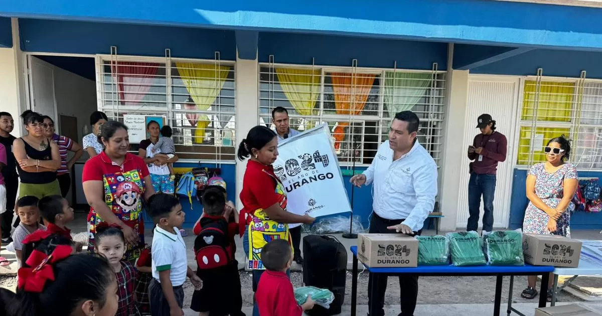 Gobierno de Durango entrega prendas e insumos a alumnos de la Región Laguna