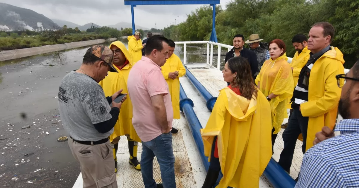 Se están realizando acciones por parte de diferentes dependencias en el desagüe y limpieza en la propia colonia Santiago Ramírez, Lázaro Cárdenas y áreas aledañas.