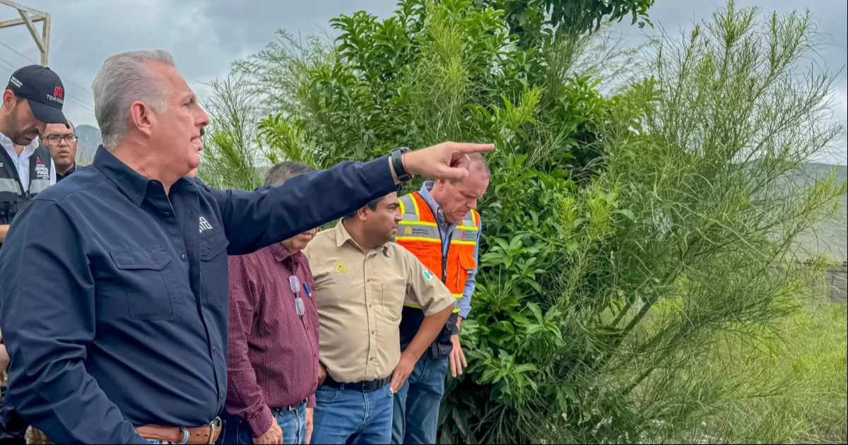 En el lugar se encuentran funcionando las dos bombas de extracción y 14 pipas para el desagüe de las calles aledañas.
