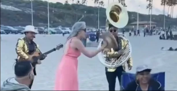 En la red social Tiktok se hizo viral un video donde una turista sale enojada tratando de callar a dos mÃºsicos de banda, los cuales la ignoran para seguir tocando a los demÃ¡s turistas que estaban disfrutando de la mÃºsica.