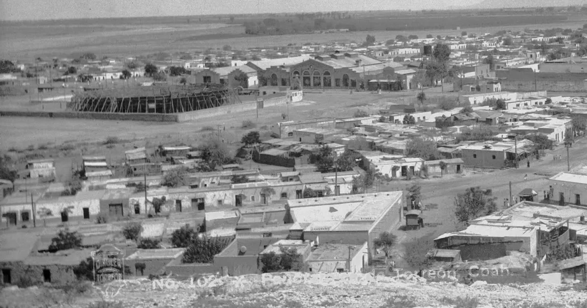 En el momento que Torreón se convirtió en ciudad tenía poco más de 26 mil 500 habitantes, el 80 por ciento de los mismos pertenecientes a las zonas rurales o la incipiente clase trabajadora que se formaba gracias a empresas de gran relevancia, tales como La Constancia, La Metalúrgica, Hilandera La Fe, Jabonera La Unión, además de mercados como La Alianza o las propias estaciones del ferrocarril o tranvía eléctrico.