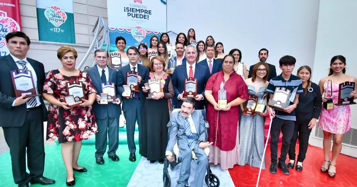 El Presidente Municipal entregó un reconocimiento a quienes destacaron por sus altos méritos, trayectoria y aportaciones en beneficio de la sociedad, las ciencias, la literatura y el deporte.