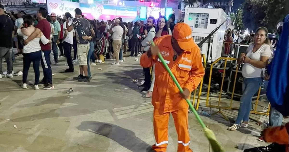 Esta mañana cuatro cuadrillas remplazaron a los trabajadores de la noche y madrugada, para afinar los detalles de limpieza necesarios para la realización del desfile.