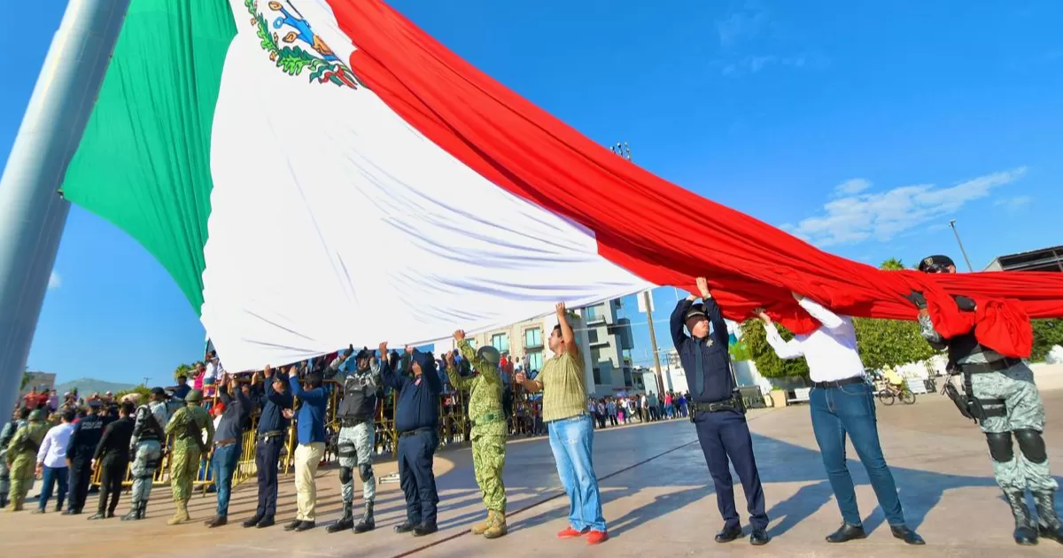 Asisten 30 mil personas al desfile cívico militar en Torreón