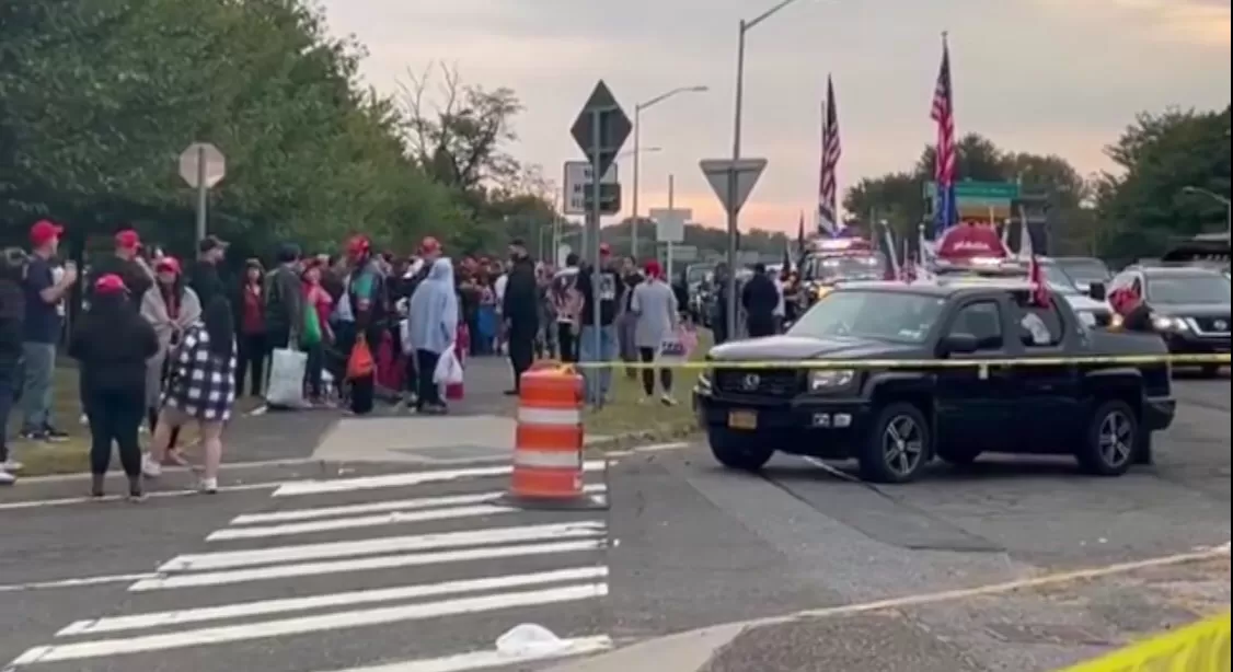 La maÃ±ana de este miÃ©rcoles elementos de la policÃ­a encontraron, durante una redada de seguridad, explosivos en un auto a una cuadra del lugar donde Donald Trump darÃ¡ un mitin esta noche en Long Island, Nueva York.