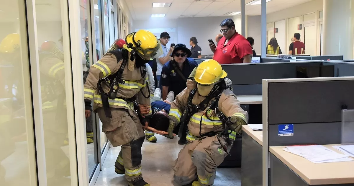 Del inmueble fueron evacuadas un total de 471 personas, con el reporte de dos lesionados, uno en el primer piso con una fractura expuesta y uno en el tercer piso con una quemadura.