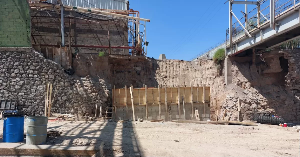 De acuerdo con los primeros análisis topográficos y de suelo, se identificó que el área dañada del muro abarca 21 metros de largo por 6 metros de altura.