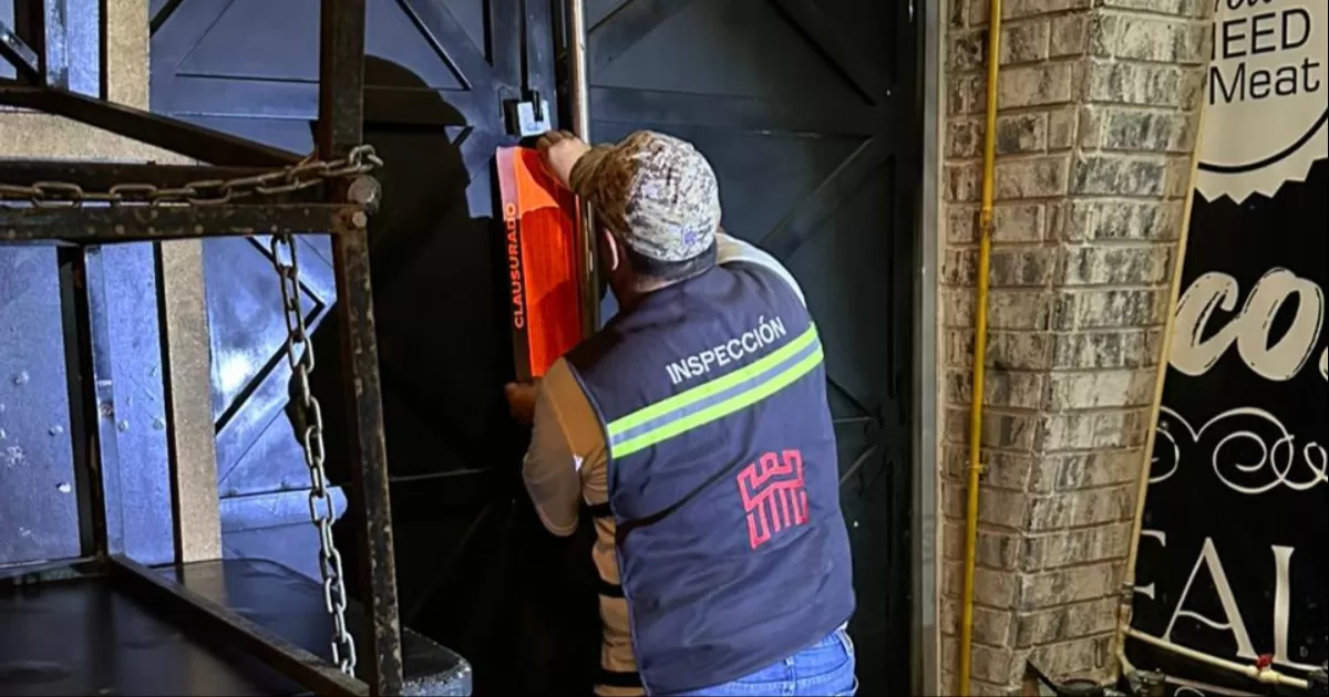 Personal municipal procedió a la colocación de los sellos de clausura en los accesos y se notificó al propietario sobre los requisitos que debe cumplir para volver a operar su negocio.