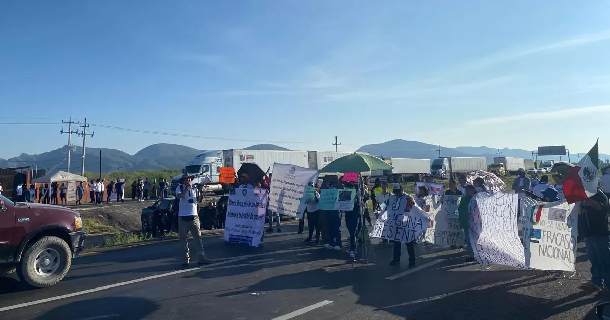 El bloqueo, en el que participan alrededor de 100 personas, entre empleados del Poder Judicial y sus familias, se realiza a la altura del rancho melonero Chekoval.