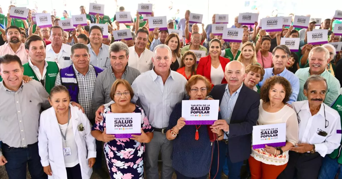Entregan tarjeta de la Salud Popular en Torreón