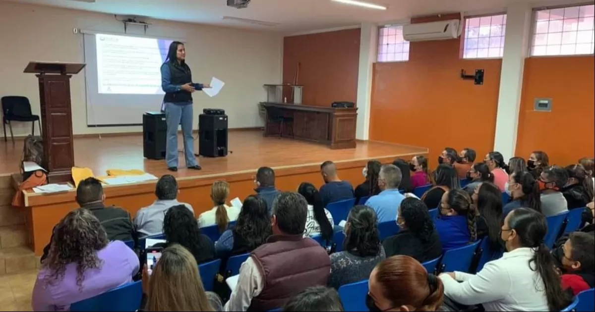 Imparten charla sobre uso adecuado del internet en escuelas de la Laguna