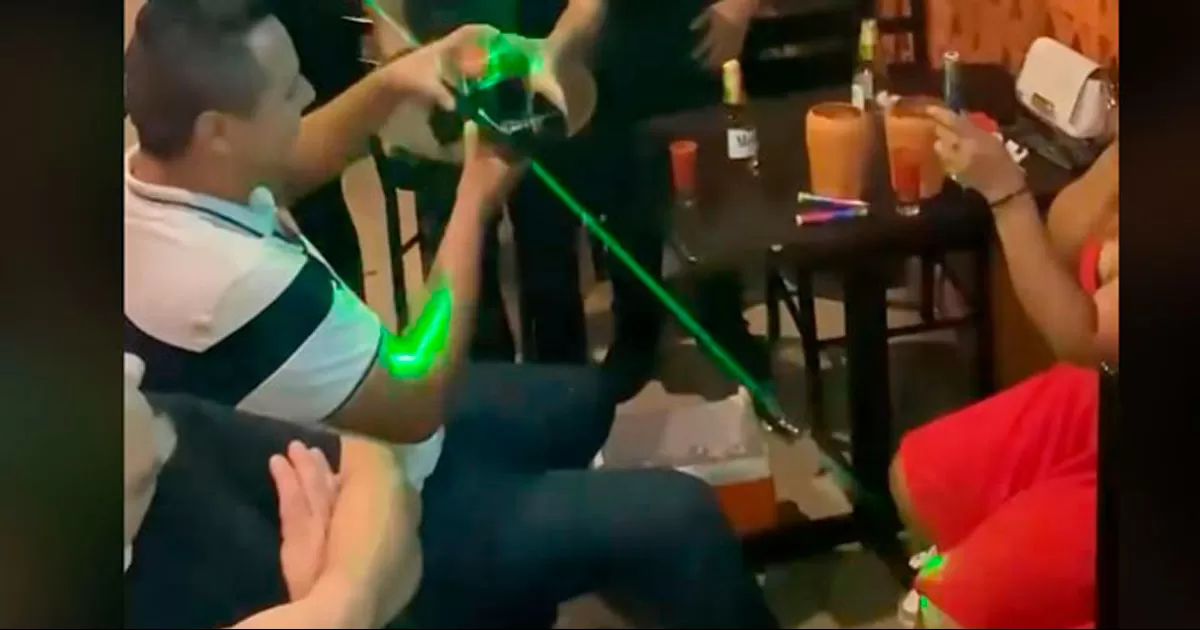 Uno de los meseros llevaba una charola con bebidas y una caja especial con el hermoso anillo que el galÃ¡n tenÃ­a preparado.