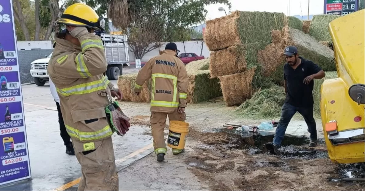 Vehículo de carga pesada vuelca en "Las Cuevas", de Lerdo
