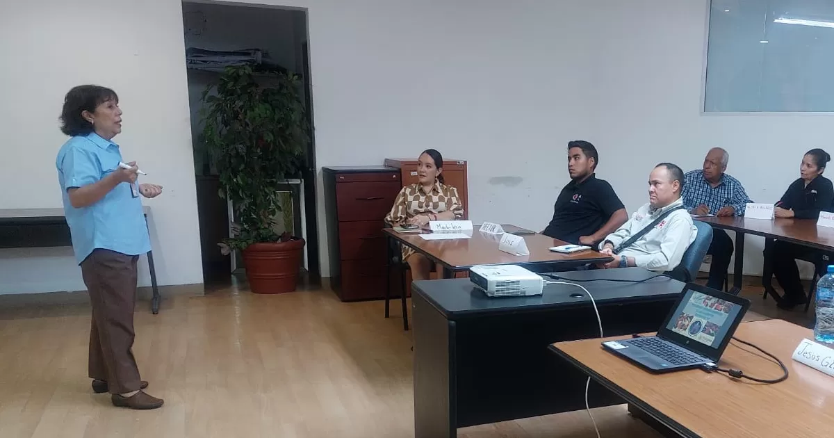 La subsecretaria de Planeación y Desarrollo Turístico, Olivia Margarita Fernández Godínes destacó, que la capacitación forma parte del cumplimiento a los compromisos de la SETUD, encabezada por Elisa Haro Ruíz y el objetivo de esta es: “Fomentar la especialización de los servicios turísticos mediante el proceso de certificación en temas del manejo de los alimentos”.