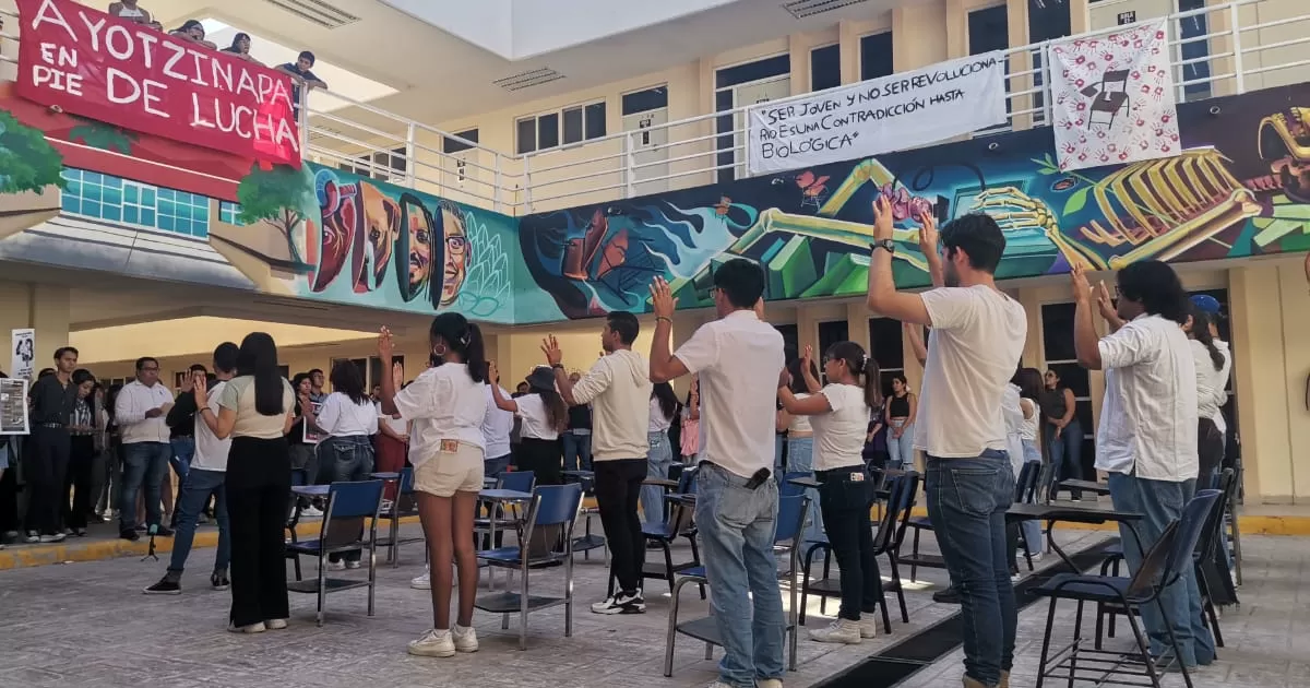 Las actividades comenzaron hoy por la mañana con el pase de lista de los estudiantes y la exposición de infografías con lo sucedido en Iguala, Guerrero.