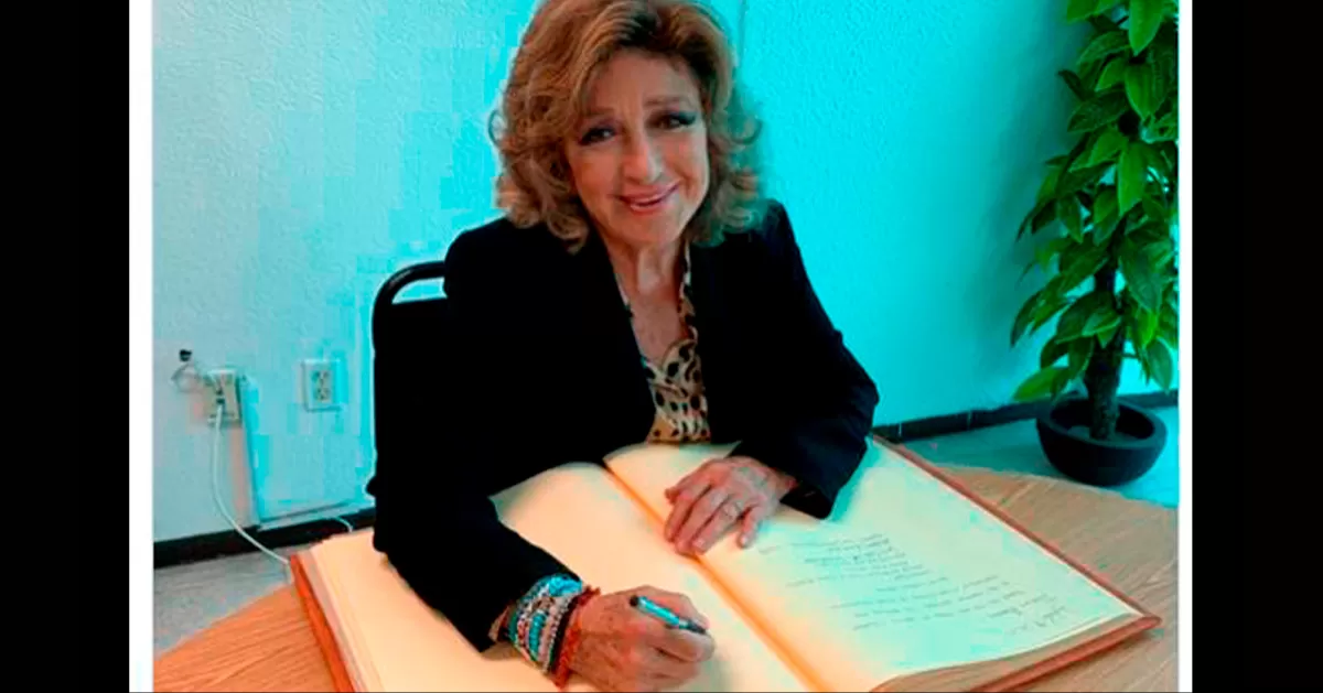 Angélica María acudió a Indautor para renovar su registro de La Novia de México