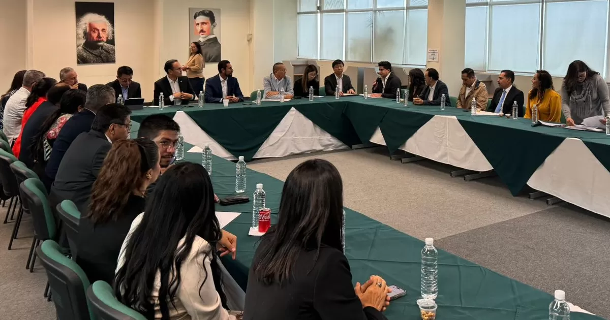 Recordó que una de las prioridades ha sido “vender” a Durango en todos los mercados internacionales como el asiático, el europeo y el estadounidense, resaltando las bondades y las ventajas de invertir en la entidad, resultando la firma de 32 empresas que representan más de 100 mil millones de pesos en inversión, 27 mil empleos directos, es decir casi 80 mil empleos entre directos e indirectos.