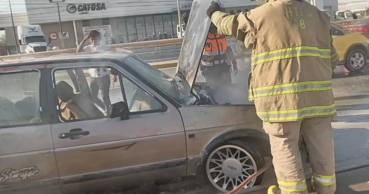 Se incendia automóvil en Torreón, tripulantes se salvan