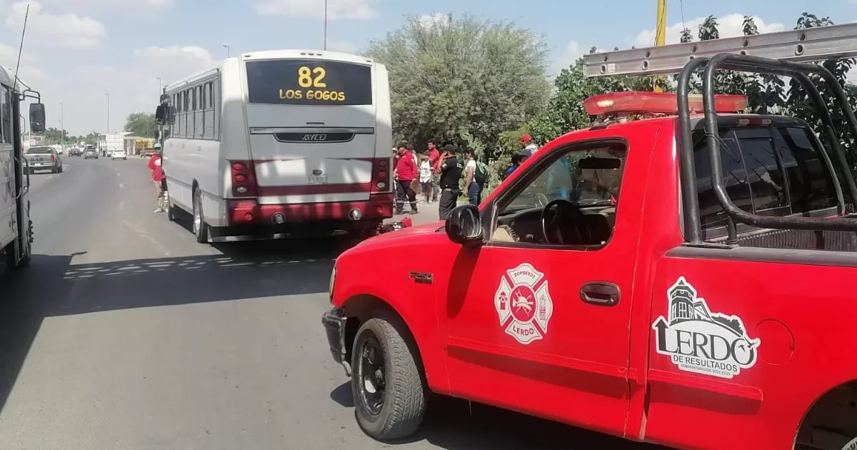 Motociclista se salva de morir aplastado por camión en Lerdo