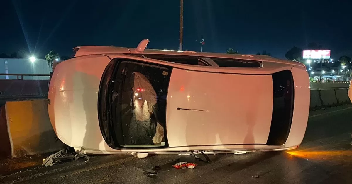 Joven vuelca su automóvil en puente de Gómez Palacio