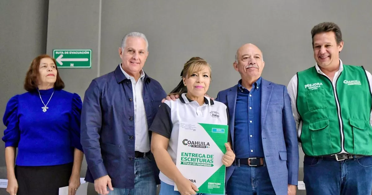 Román Alberto Cepeda González preside entrega de escrituras en Torreón