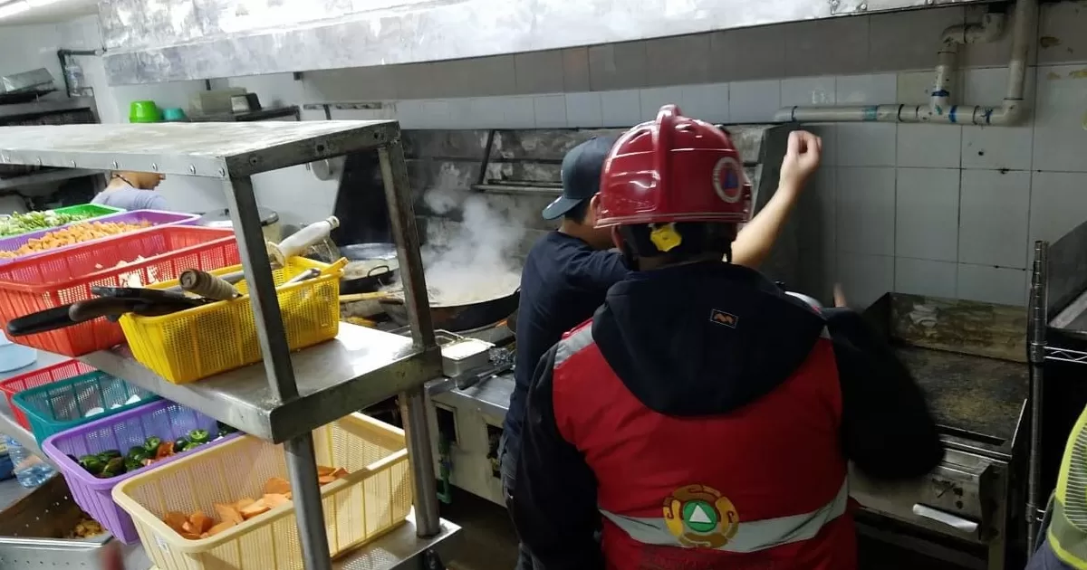 Un aspecto fundamental de este protocolo es el adecuado mantenimiento de las campanas en las cocinas, que deben mantenerse limpias para prevenir incendios.